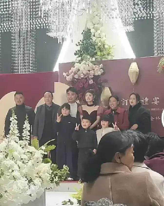 豆二两小舅子订婚，全家到场拍视频，顺手把新账号链接甩在评论区。
老潘塞红包，我塞
