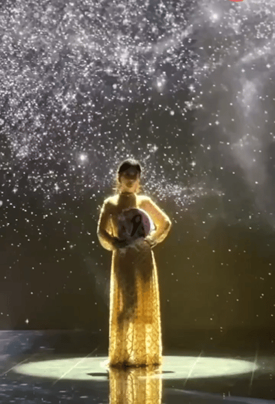 微博之夜红毯这个光打的，杨紫的曲线都出来啦 