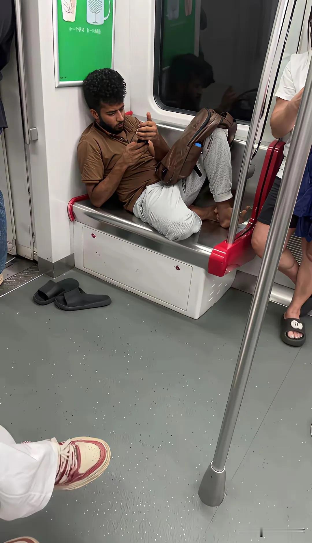 广州地铁。
阿三哥坐了一个小时了，也不下车。坐也行，为啥占两个座位？占也行，为啥