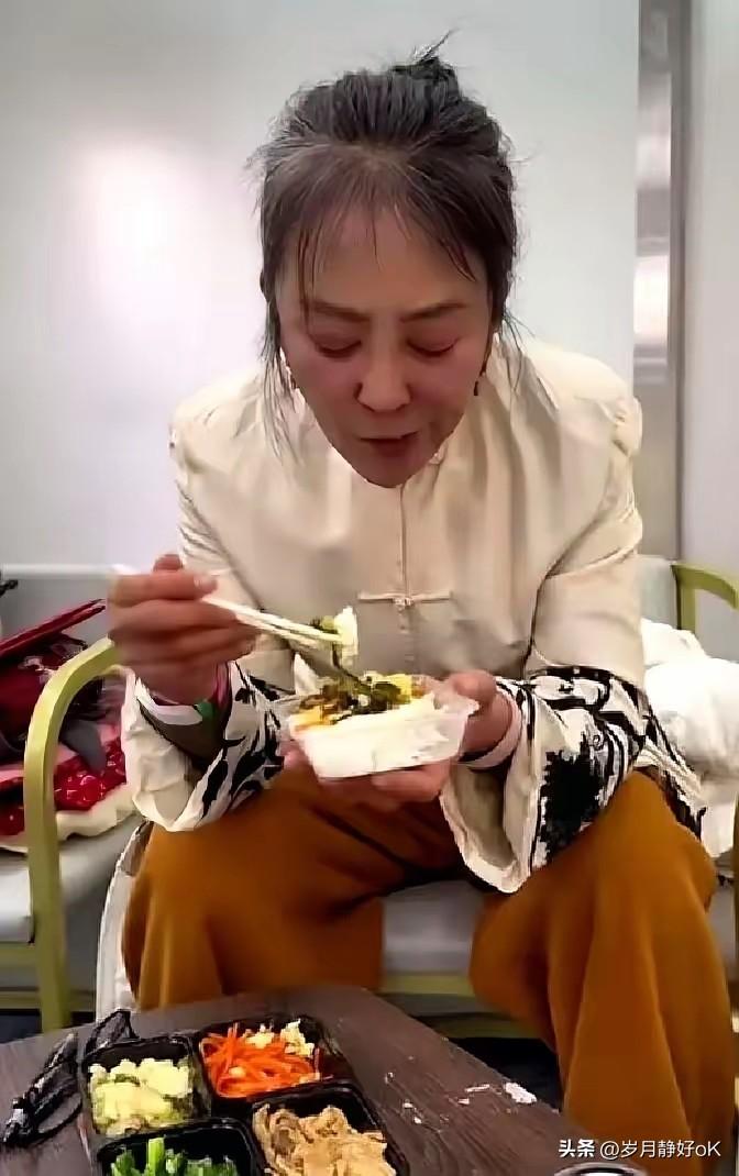 之前刷到有人吐槽62岁的老戏骨李勤勤晚节不保，现在拍戏啥小角色都接，片场蹲角落吃