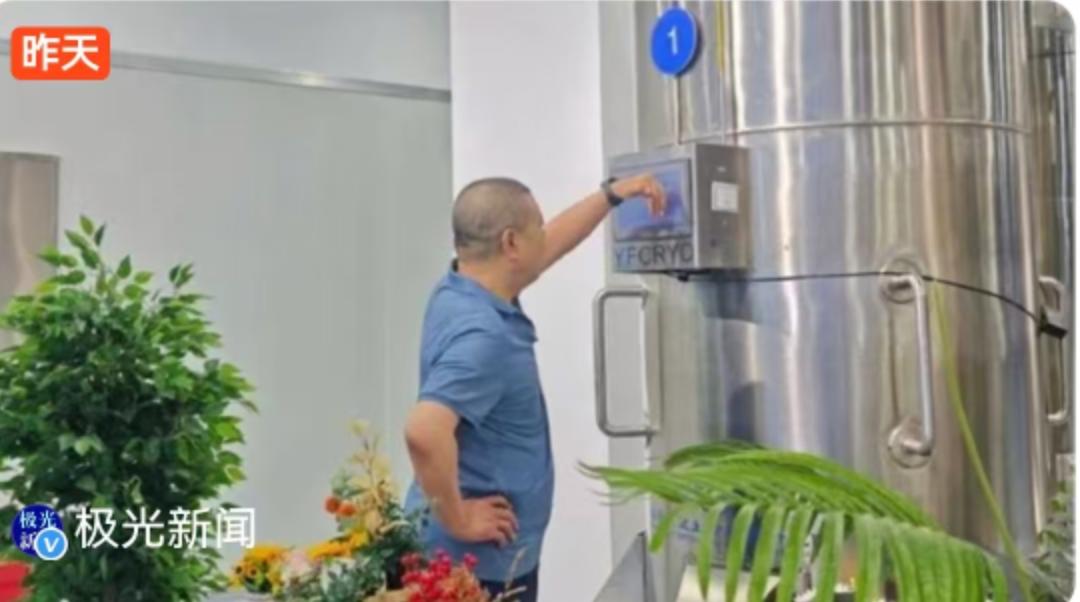 2017年5月8日，山东济南。当医生宣布展文莲心跳停止的那一刻，一场跨越时空的等