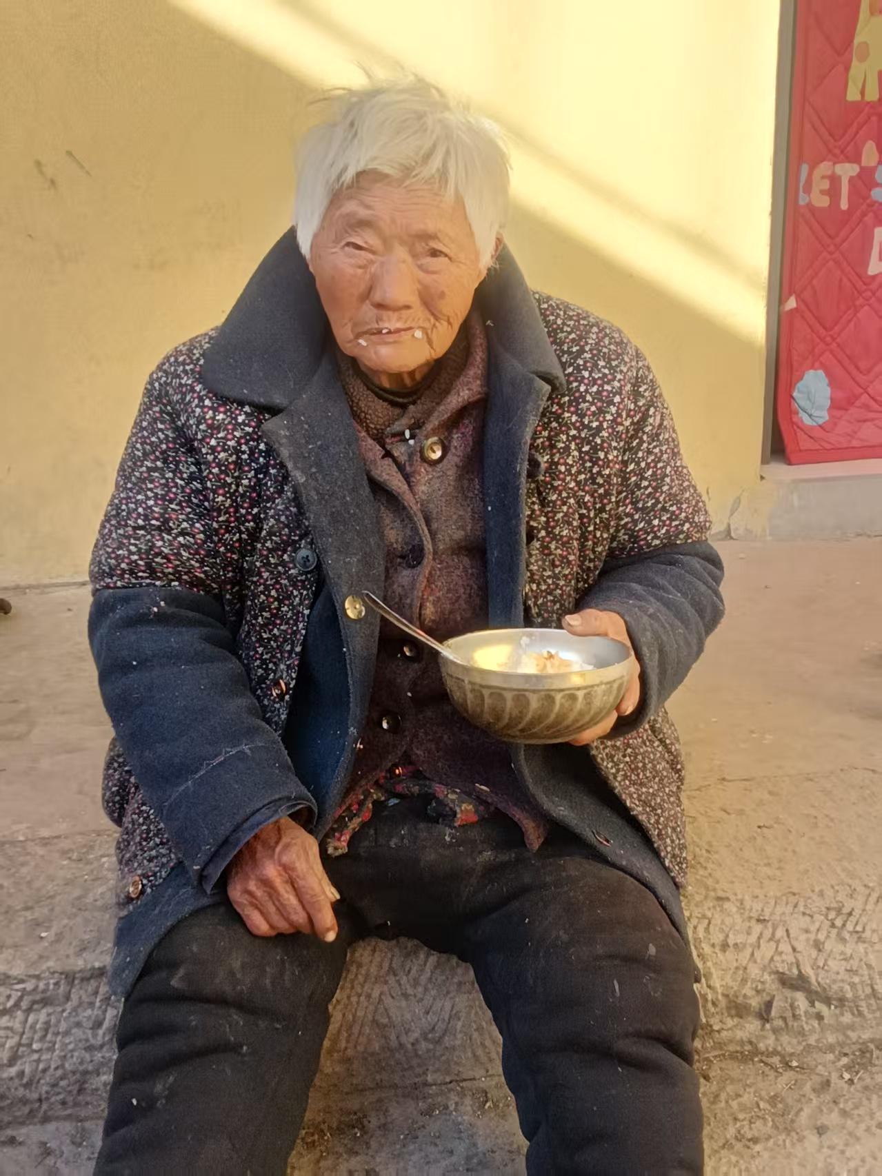 新的一年想多陪陪谁新的一年我想多陪陪娘，她八十一岁，身子骨一天不如一天，她对我的