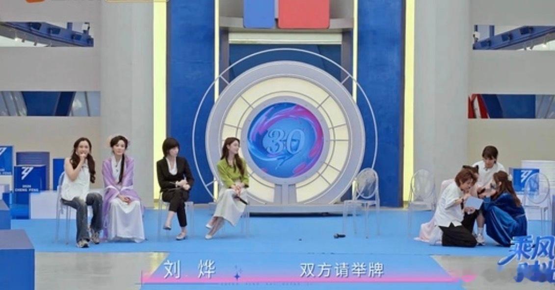 【笑】高智美女vs便利贴女孩（粘了一身便利贴的女孩）