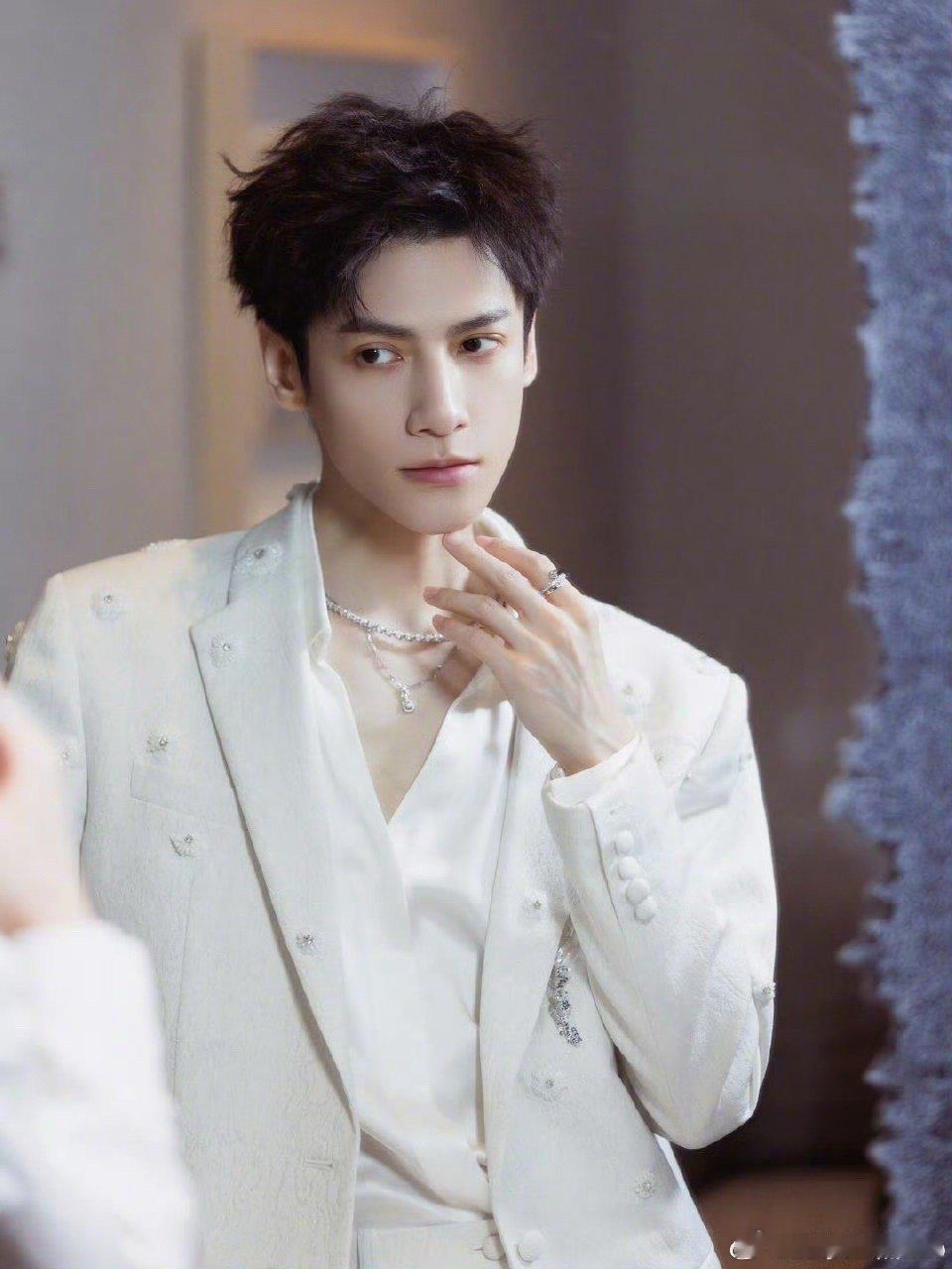 罗云熙新剧第一章回城罗云熙新剧开篇就高能，齐思哲伤愈到岗一身黑夹克超吸睛，第一章