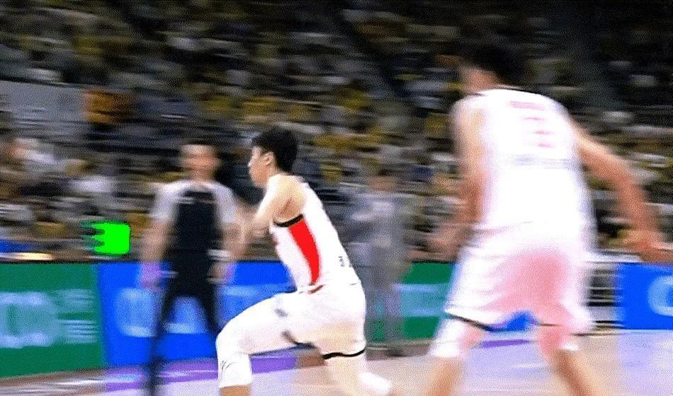 一米八不到的“徐中锋”硬扛两米二六，这画面你敢想？篮球场上身高差近半米的两名球员