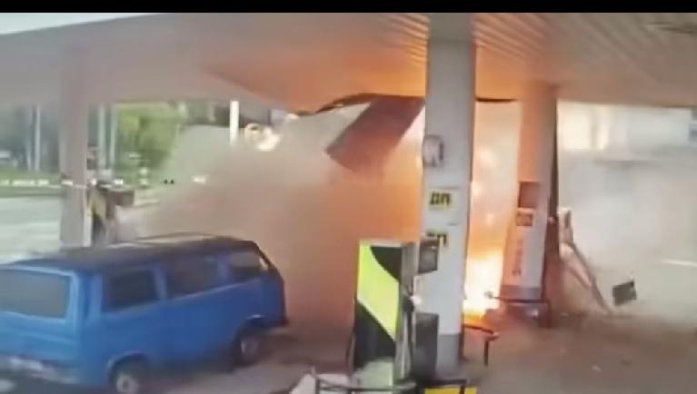 乌军打油厂、油罐车，俄军想出来的对策是打加油站，也是鬼才！乌克兰的无人机不打前线