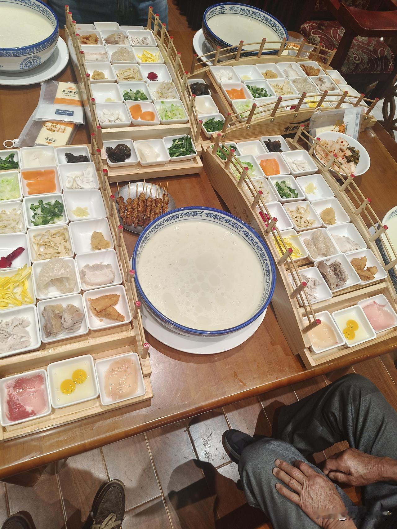 数组“877”与“513”有5个粘连，6个位置区域、15个核心数字。我今日选03