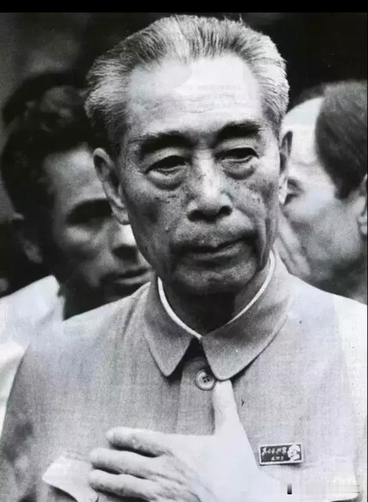 一身正气，两袖清风！
为国为民，从不利己！
鞠躬尽瘁，死而后已！
年少时，
他写