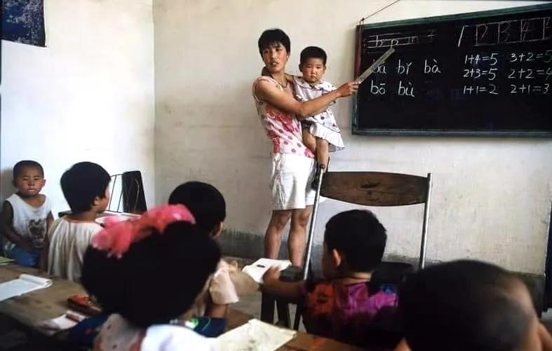 1998 年的山西省太原市，在一间看似平凡的小学教室里，正上演着一幕令人动容的场