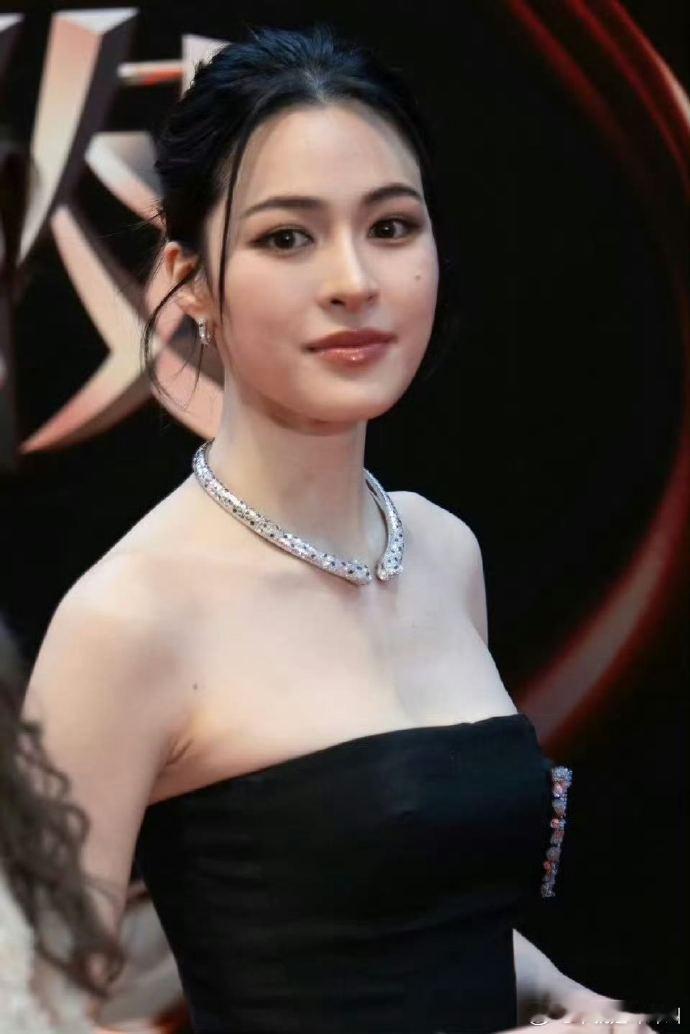邝玲玲红毯生图 omg 😱 这可是生图啊 微博文化交流之夜 ​​​