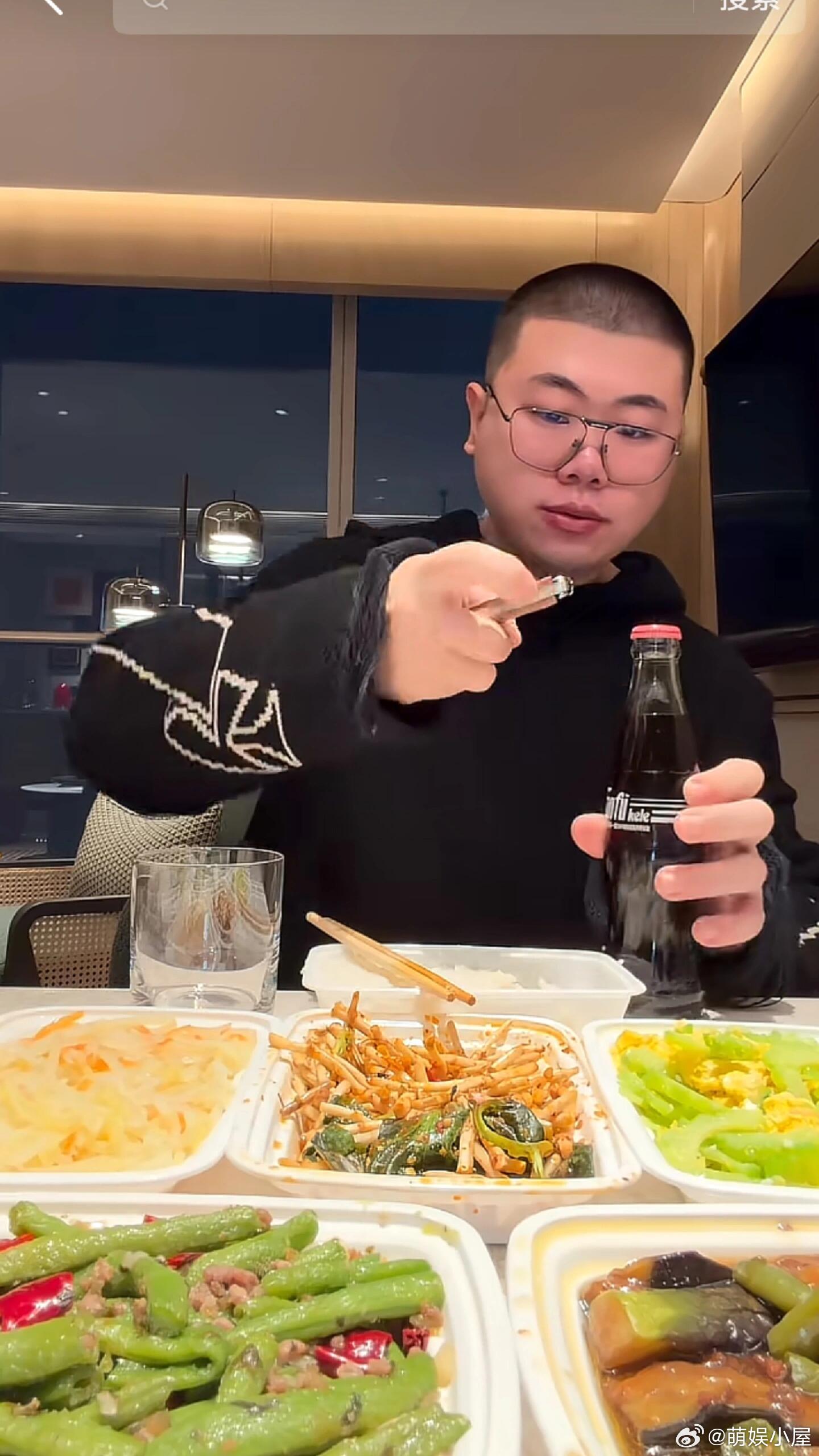 网友曝饭综后台疯狂给吕严蒸饭饭综后台最忙的居然是蒸饭锅饭综隐藏笑点！后台蒸饭锅为