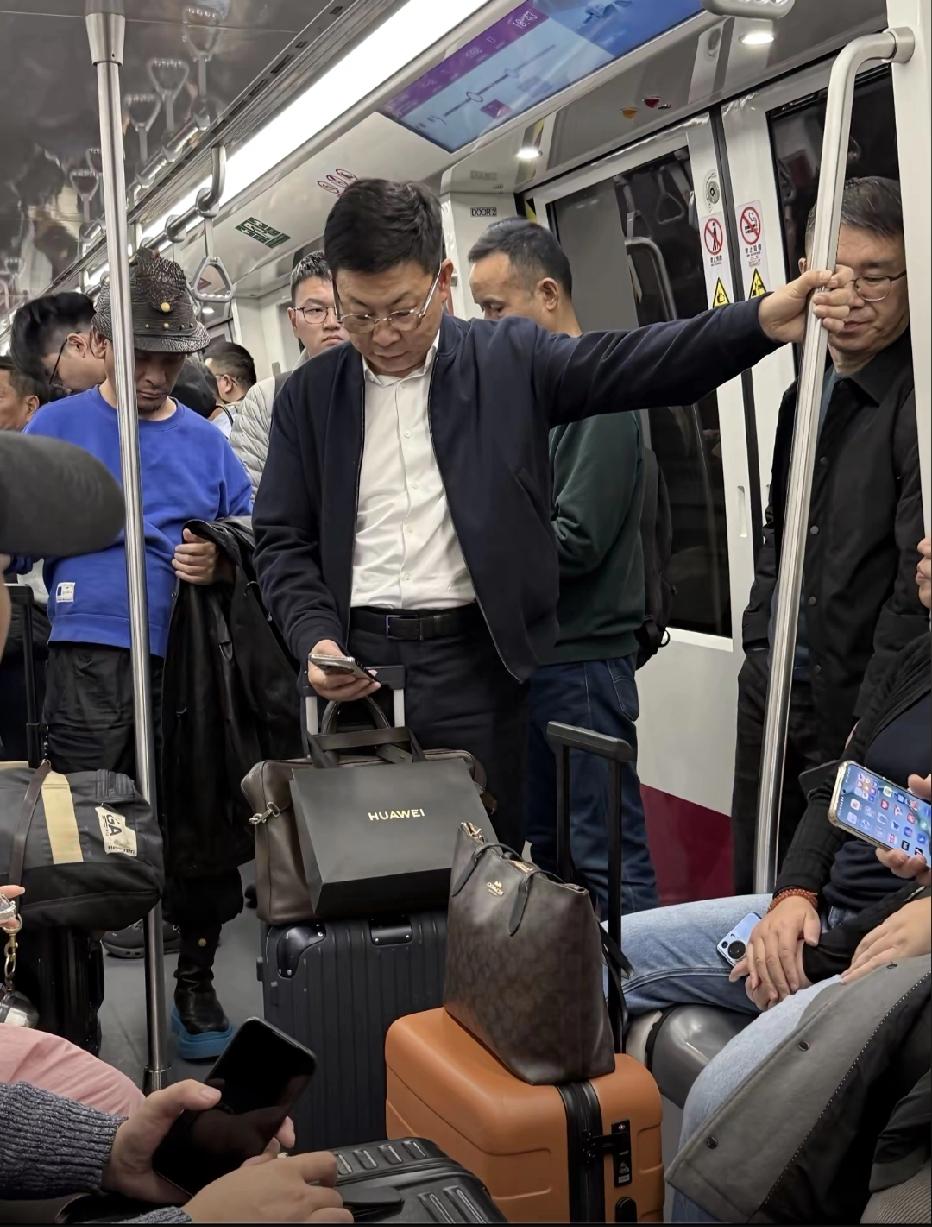 轻装简从，没有下属跟随出行，这样的老总不多了吧？

自己去坐地铁，把公务出差的出