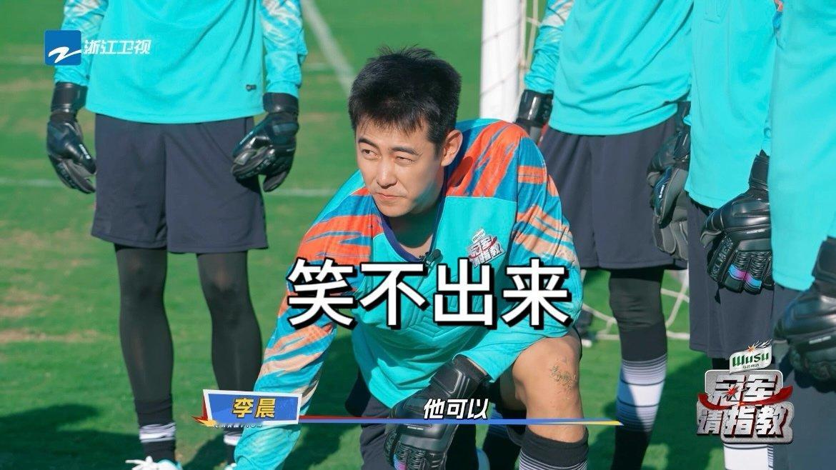 #纪凌尘被足球踢裆# 啊这.....纪凌尘是真的惨啊！谁家好人踢足球被踢裆啊哈哈