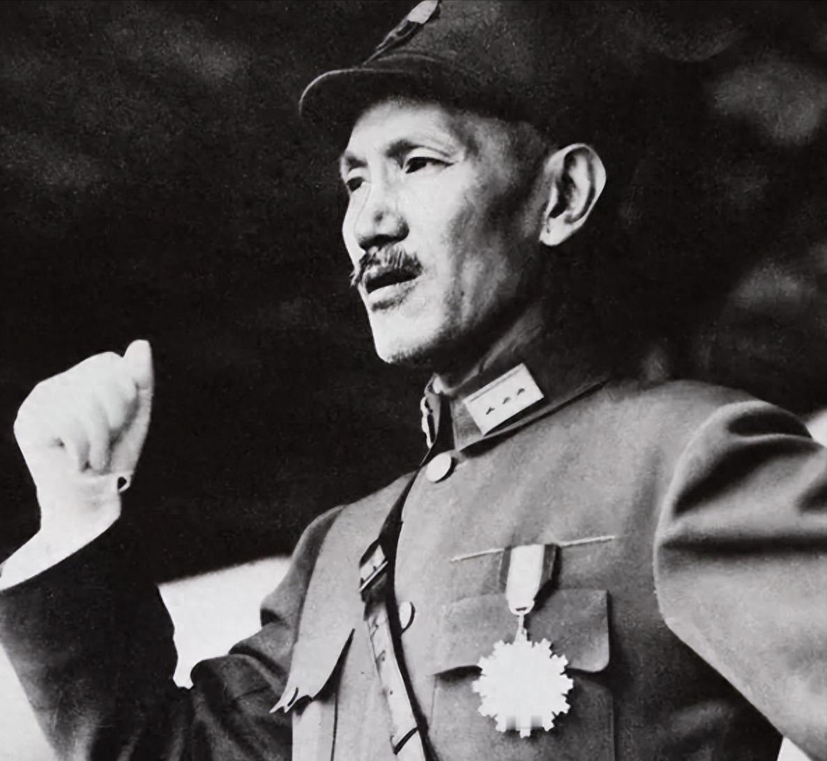 解放战争时期，有一位最高级将领被捕后坚强不屈，最终遭敌人绑巨石沉入长江牺牲了！