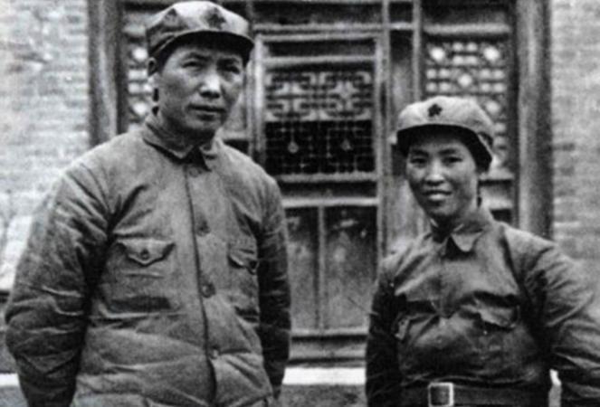 1979年，贺子珍瞻仰毛主席遗容时献花圈，现场用两个字表明了自己的真实身份
19