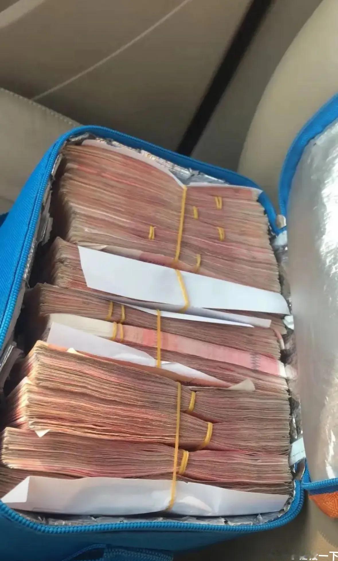 香港宏福苑一把大火，
烧醒了多少“现金藏家”！

朋友的父亲就是其中之一，一辈子