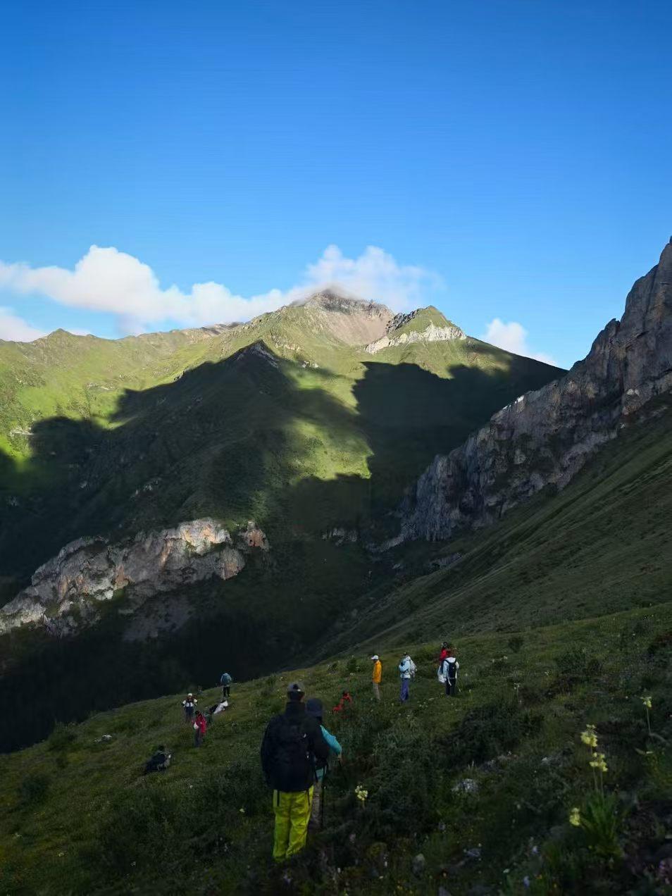 川西秘境🏔️加米峰美景级打卡攻略！
📌甘孜康定·加米峰
▪️门票：免费！野生