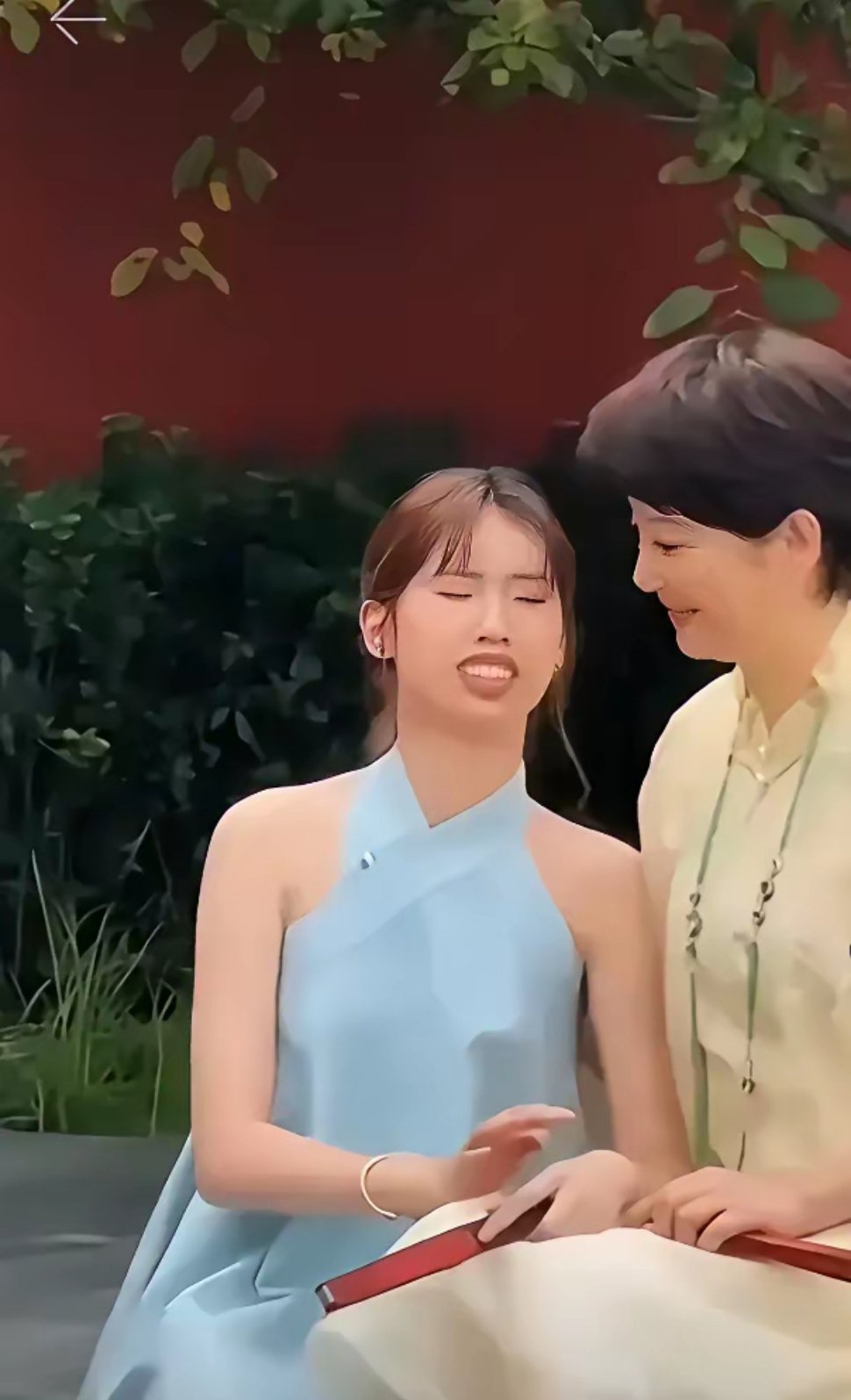 冯小刚又不差那几个钱，也不把女儿的牙俢理整齐一点。如果不是因为龅牙，冯朵也是个大