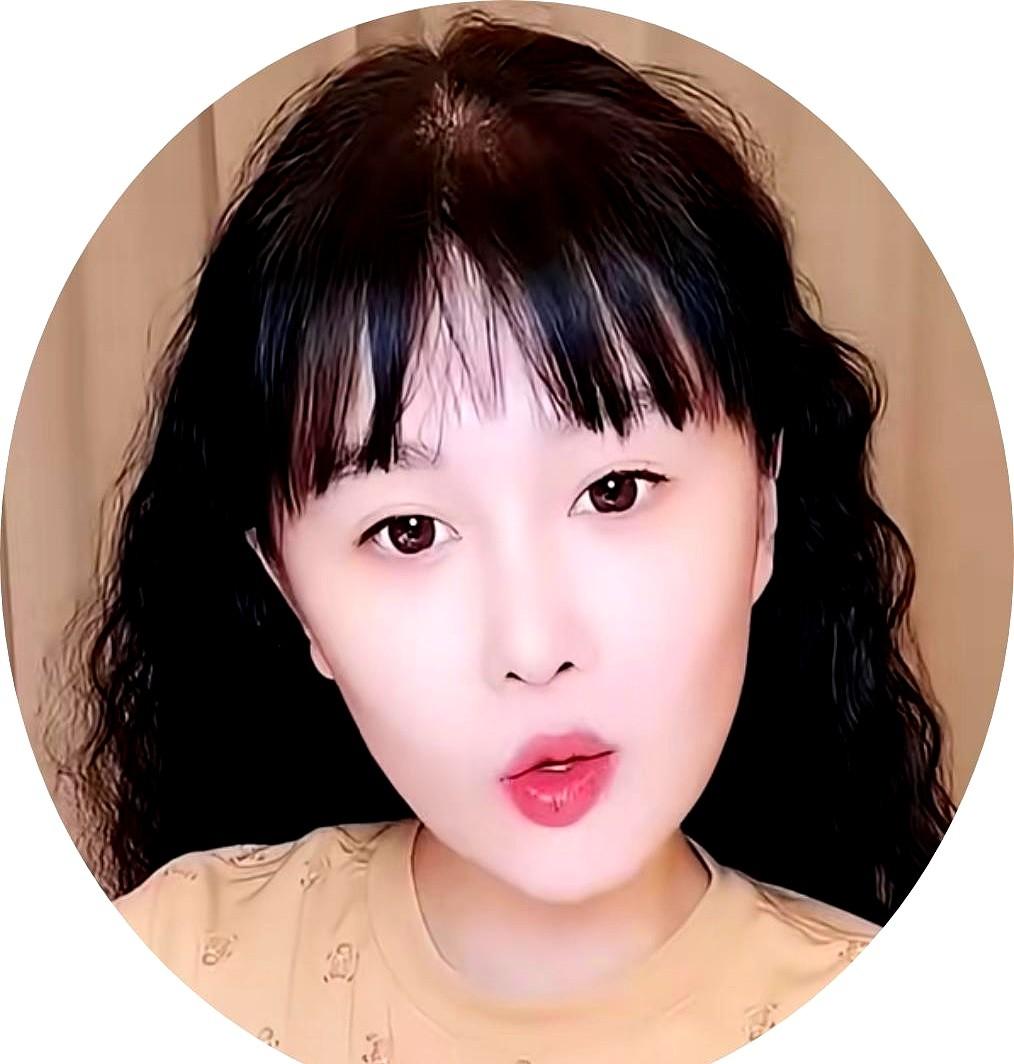 赵本山的女儿球球今天开直播说了一点内心话。
这名人之下的孩子，非要证明自己挣钱的
