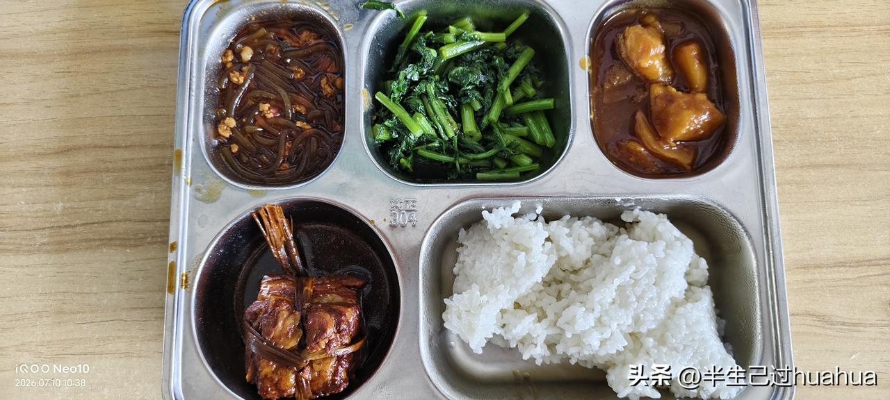 亲家母两口来了，也没有领着去外面饭店吃饭，就在医院里把晚上的盒饭热一下给她们吃。