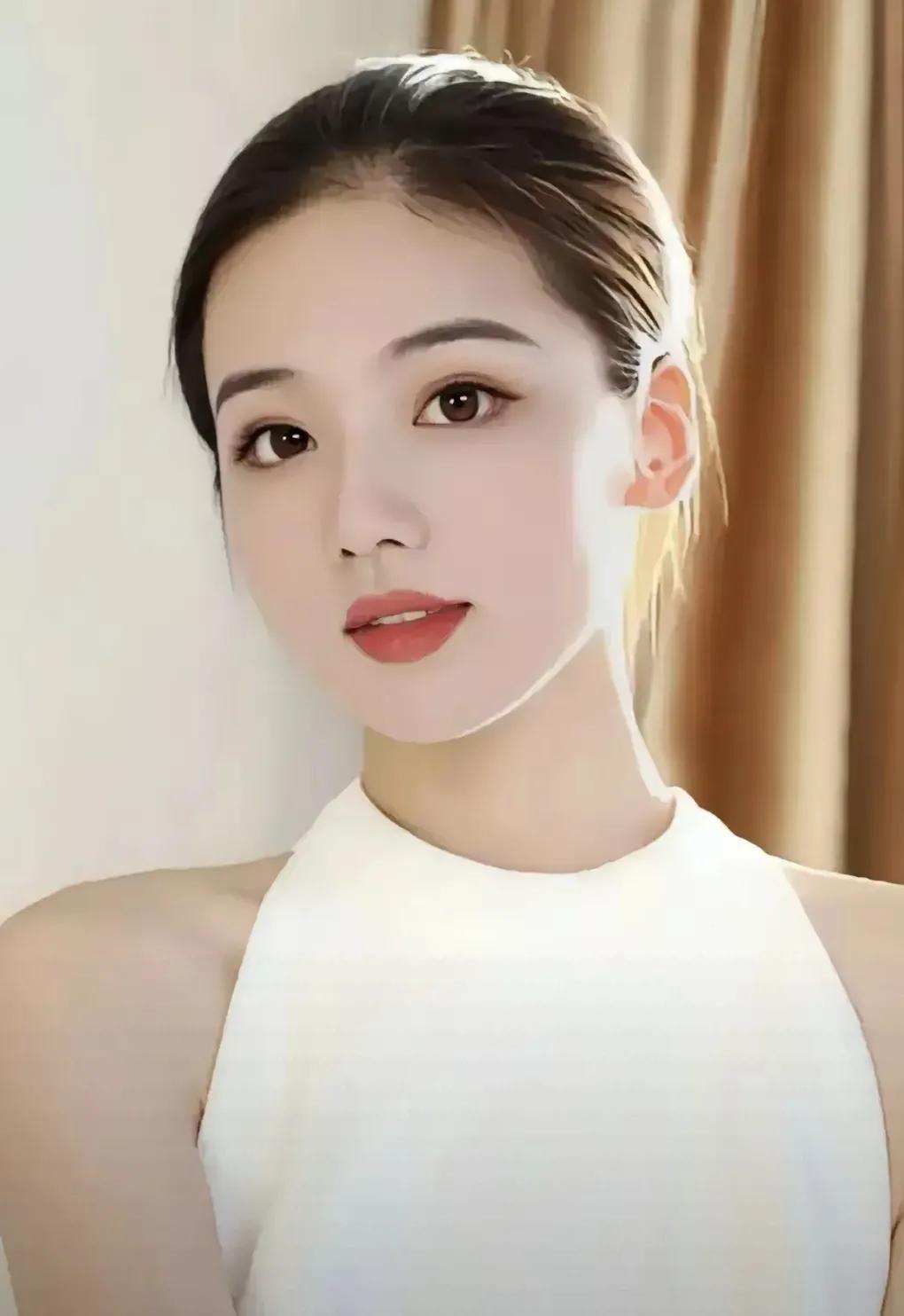 林晓是一名普通的设计师，她默默无闻，却在自己的小世界里努力发光。一次偶然的机会，