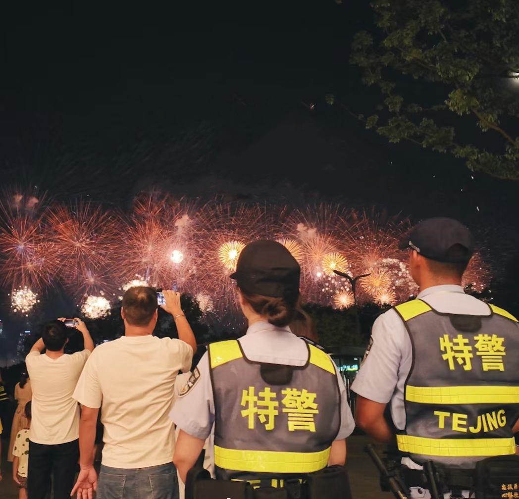 早安超话 早安成都
追逐光，成为光。
今日，依旧闪闪发光。
早安 ​