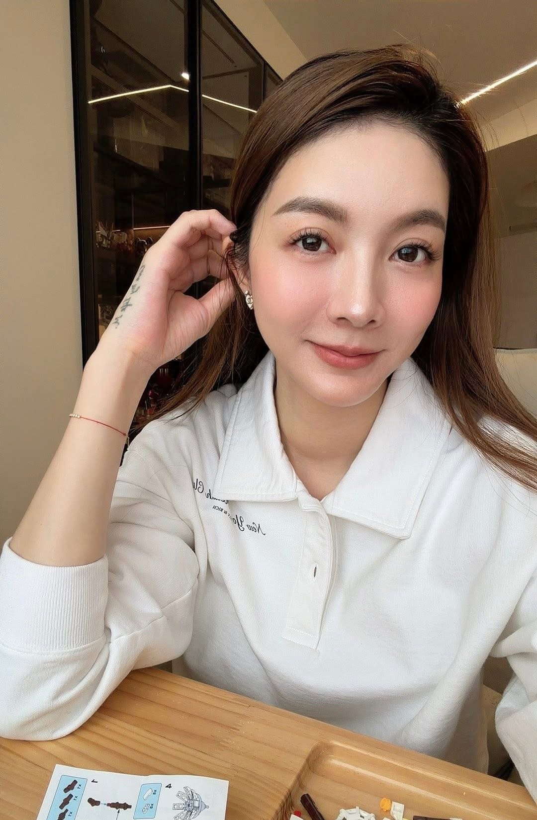 吴亚馨更新近况，42岁的她有个2岁的孩子。她也分享中年生子的经验，还说到自己没搭