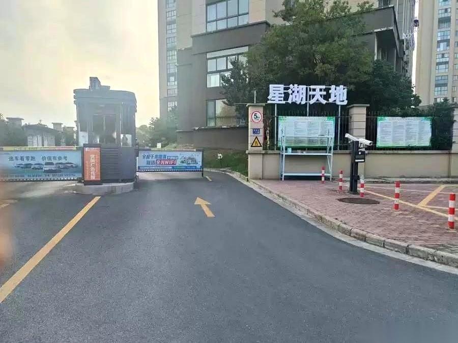 南通海安，拍卖槌落下的那一刻，屏幕上最终定格的数字是429.5万。
要知道，几个