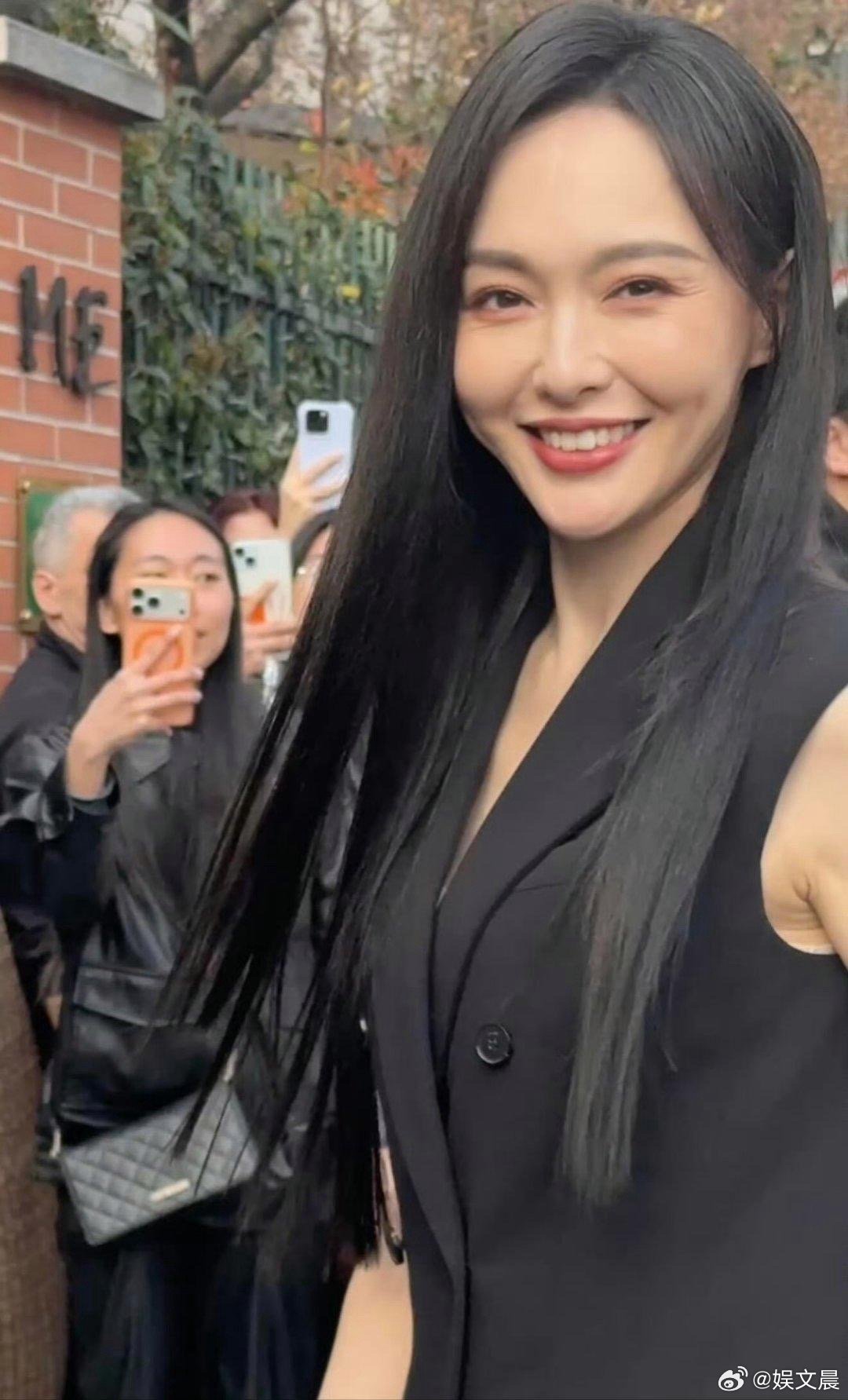 42岁唐嫣亮相米兰，黑长直发造型气质绝了，一出场就被狠狠惊艳到！ 