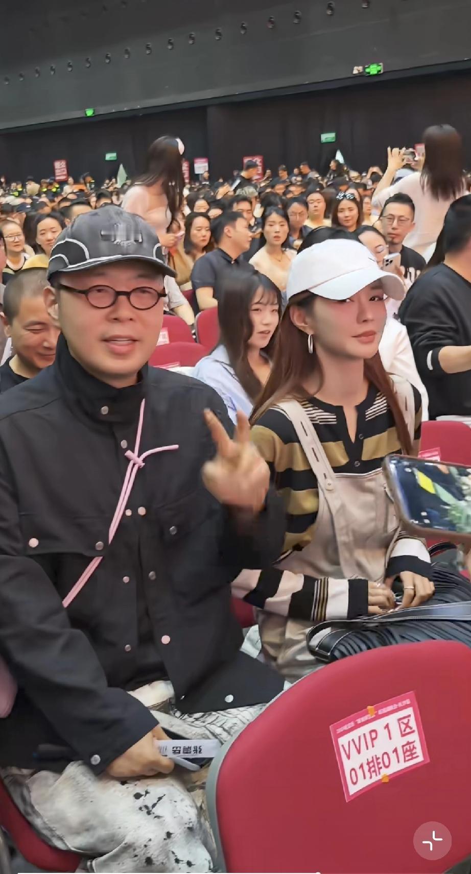 4月11日晚上，杜海涛与沈梦辰在长沙观看张震岳演唱会，杜海涛把自己当明星，而沈梦