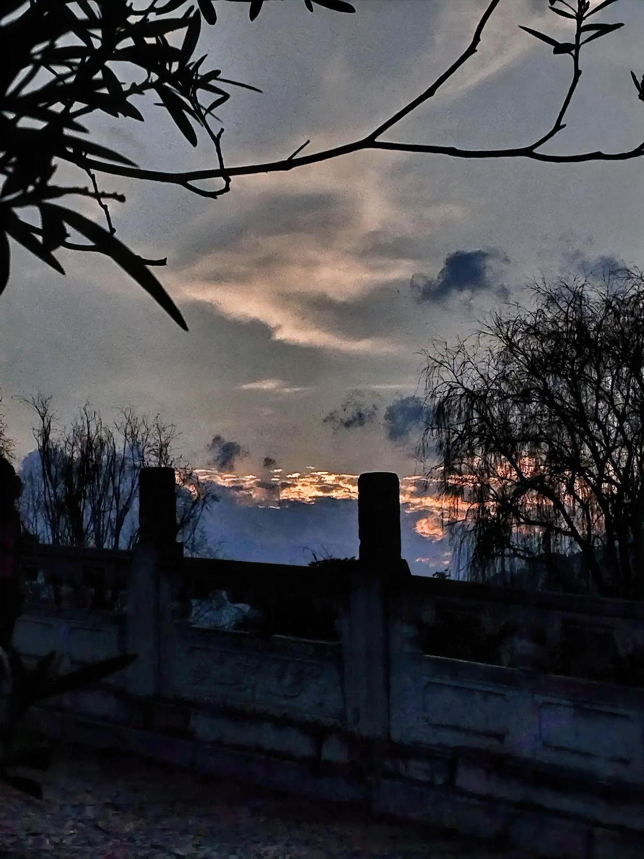 夕阳西下，云海翻滚，静谧的黄昏，美不胜收。