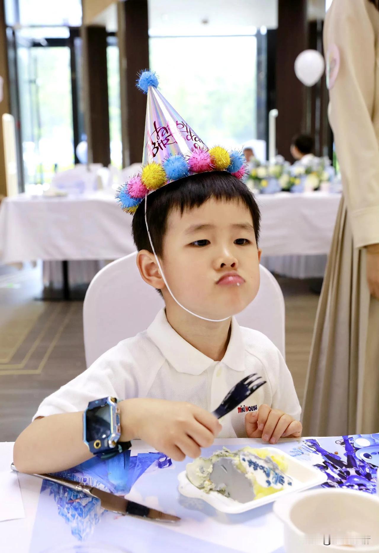 李艾为儿子庆祝5岁生日！
5月28日，李艾晒照为儿子灯泡儿庆祝5岁生日。生日派对