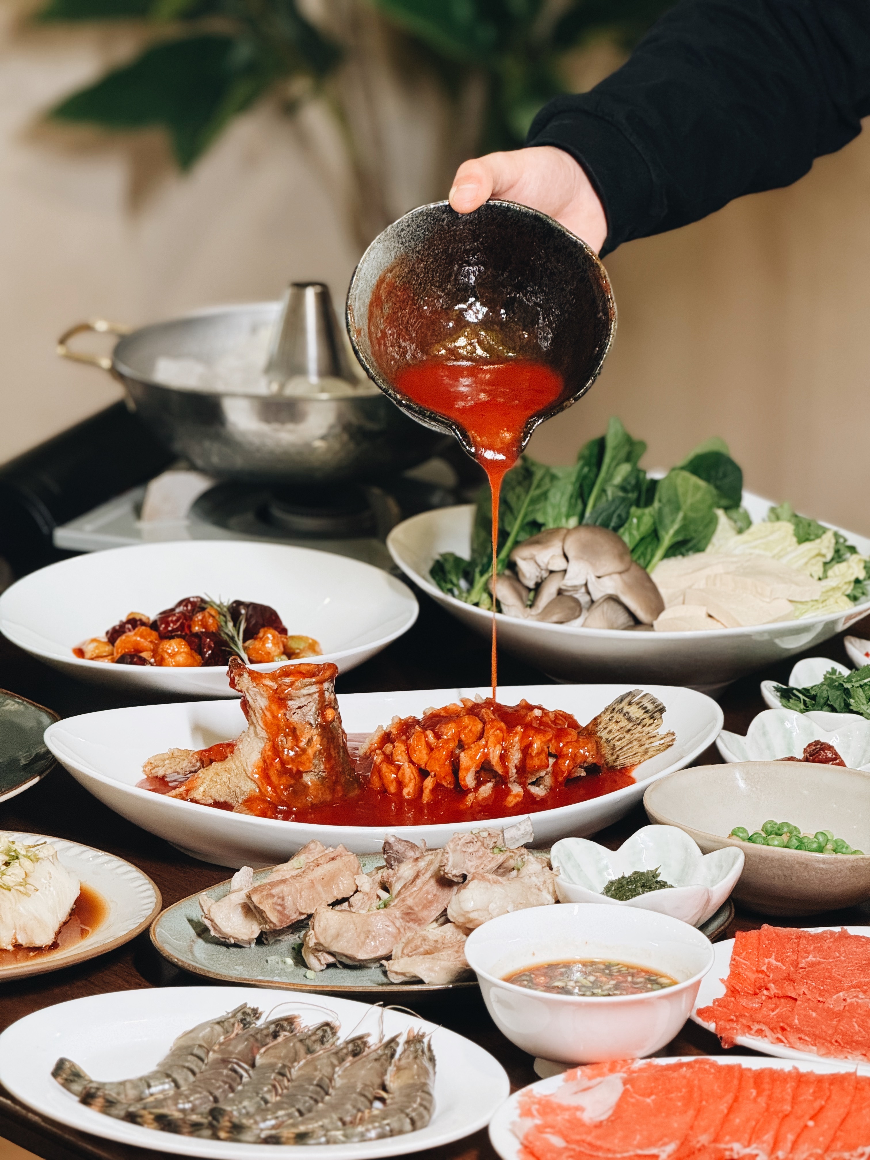 无论置身繁华闹市还是身居乡野陋巷世上的滋味就这样流转于方寸餐桌交织在冷暖人间。?