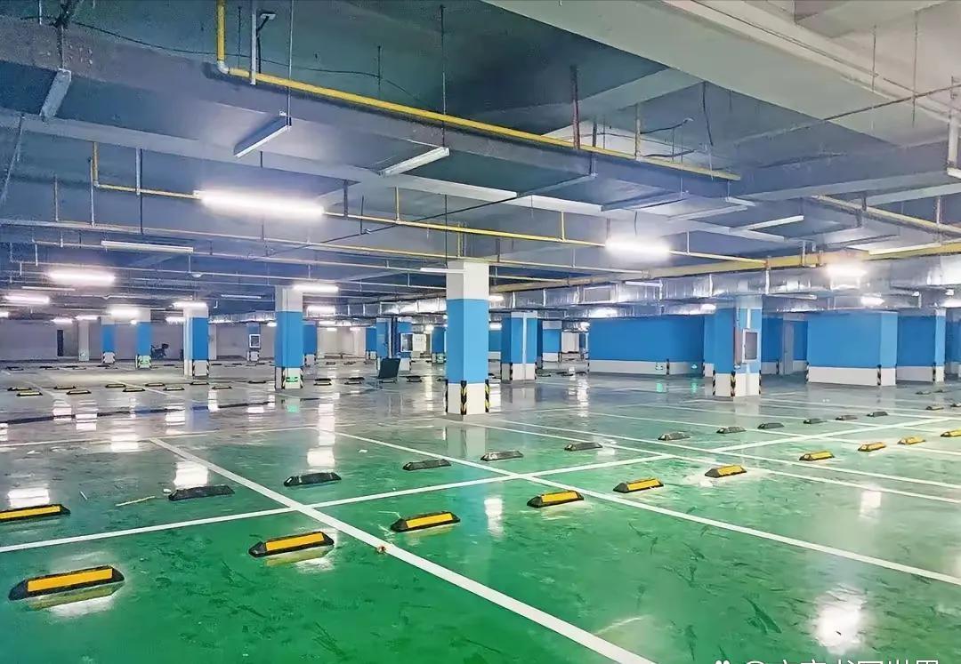 今天真是快被气死了，我们这个小区是新小区，住进来没多少人，地下车库有很多空的车位