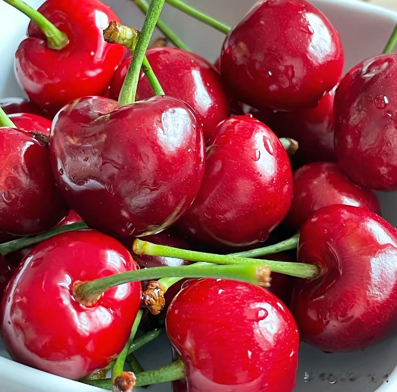 下班看到路边有卖夹板虾的，欢蹦乱跳很诱人的样子。夹板虾是我们这边的叫法，具体叫什