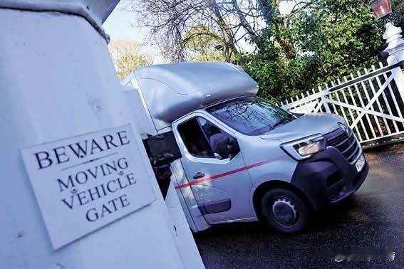 丑闻发酵 安德鲁连夜搬家
 
受爱泼斯坦案新一批公开文件影响，英国国王查尔斯三世