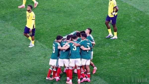 墨西哥结束世界杯淘汰赛八连败7月1日，美加墨世界杯1/16决赛，墨西哥2比0战胜