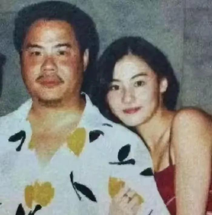 怪不得张柏芝长的这么漂亮了，原来张妈妈就是个大美人呀，这气质，这形象曾经也是影视
