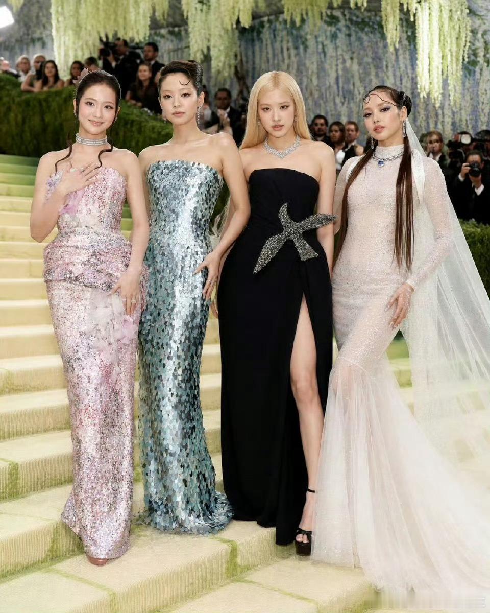 BLACKPINK全员亮相metgala红毯MetGala红毯 一年一度的Met