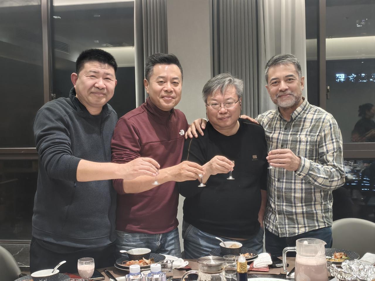 我的酒友前黄中学师弟陈文伟，写了一篇文章，《喝，还是不喝？在觥筹交错中的醉与醒》