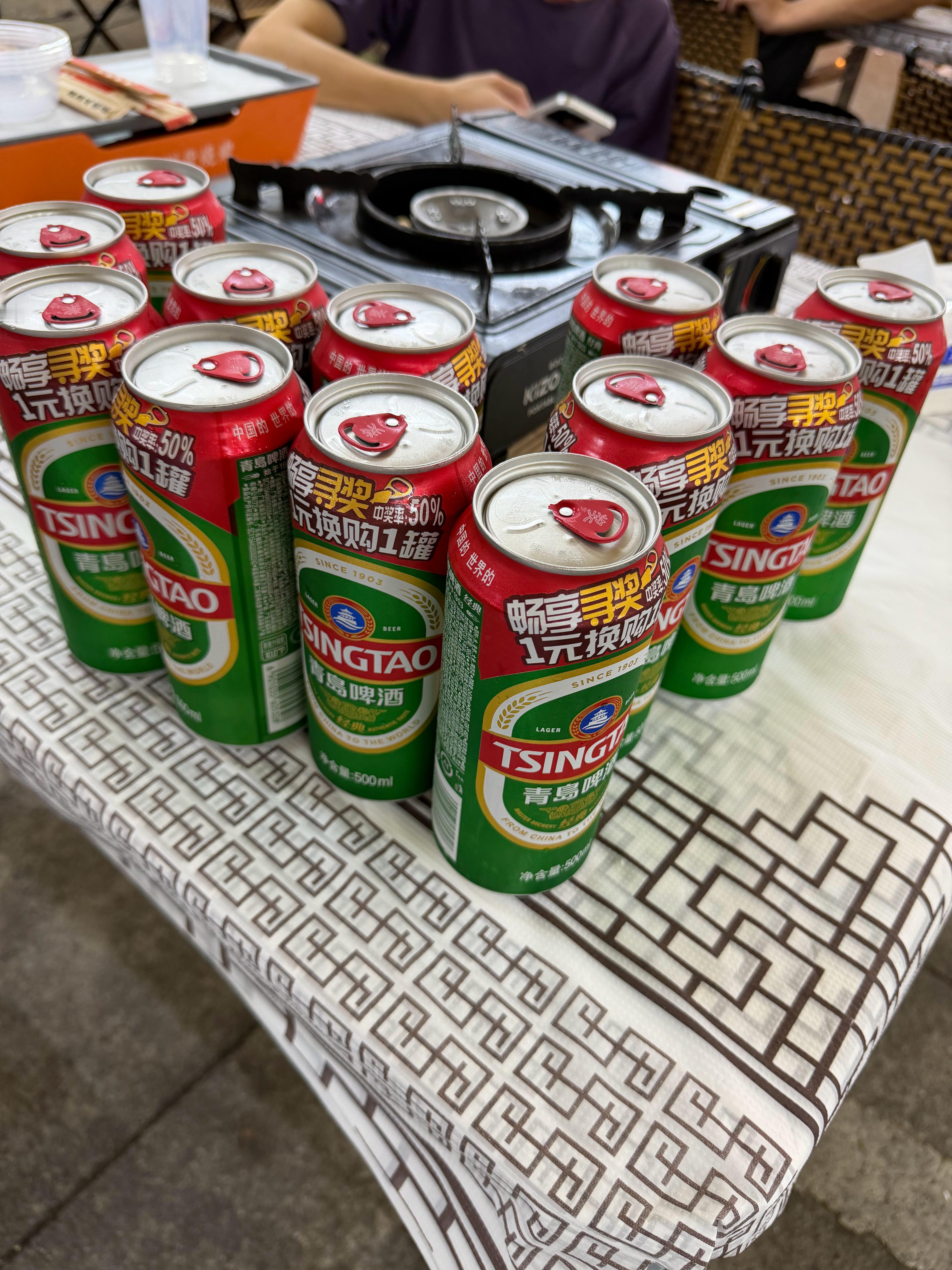 5个人喝12瓶啤酒、1瓶1.25L果粒橙、5瓶矿泉水、1壶热水，这酒量在全国属于