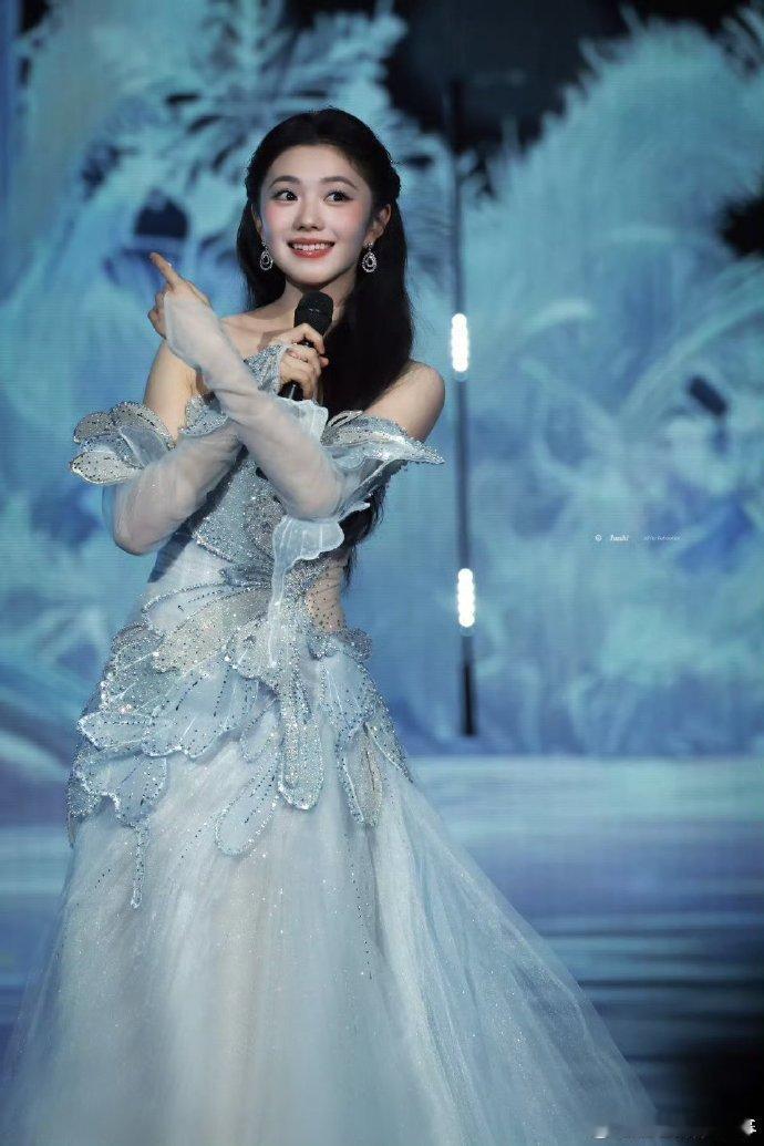 刘浩存在雾凇间唱歌 谁懂这个舞台的含金量！刘浩存置身玉树琼花，270度环幕投影打