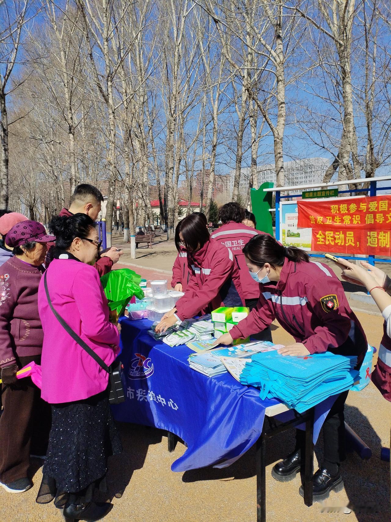 这里是黑龙江省肇东市南湖公园。
阳光艳丽，春风习习。相关部门的工作人员，正在积极