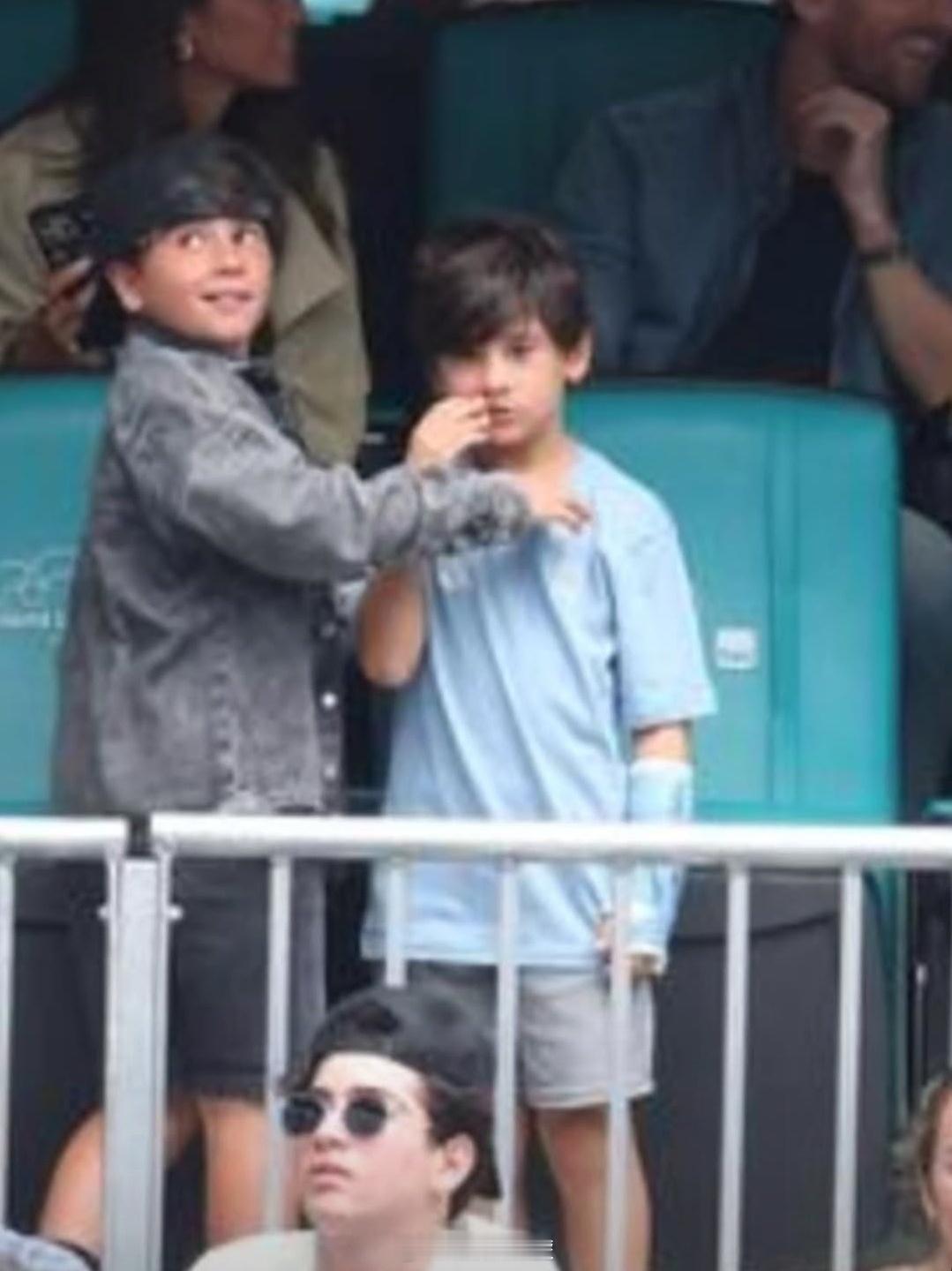 马特奥梅西[超话] 和弟弟和哥哥[抱一抱] ​​​