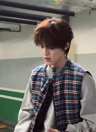 张泽禹唱两三句 张泽禹唱的《两三句》也太有味道了吧，声线和情感都绝了，听一遍就爱