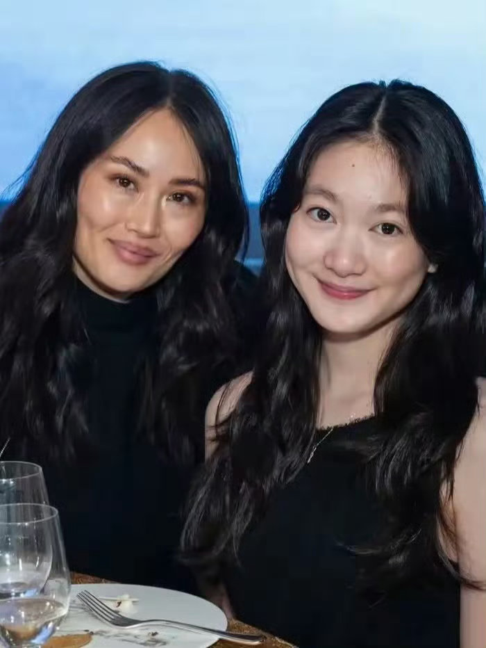 奥莉 妈妈的脸型爸爸的五官李小鹏带奥莉出席活动，还记得当年综艺里可爱的小奥莉，现