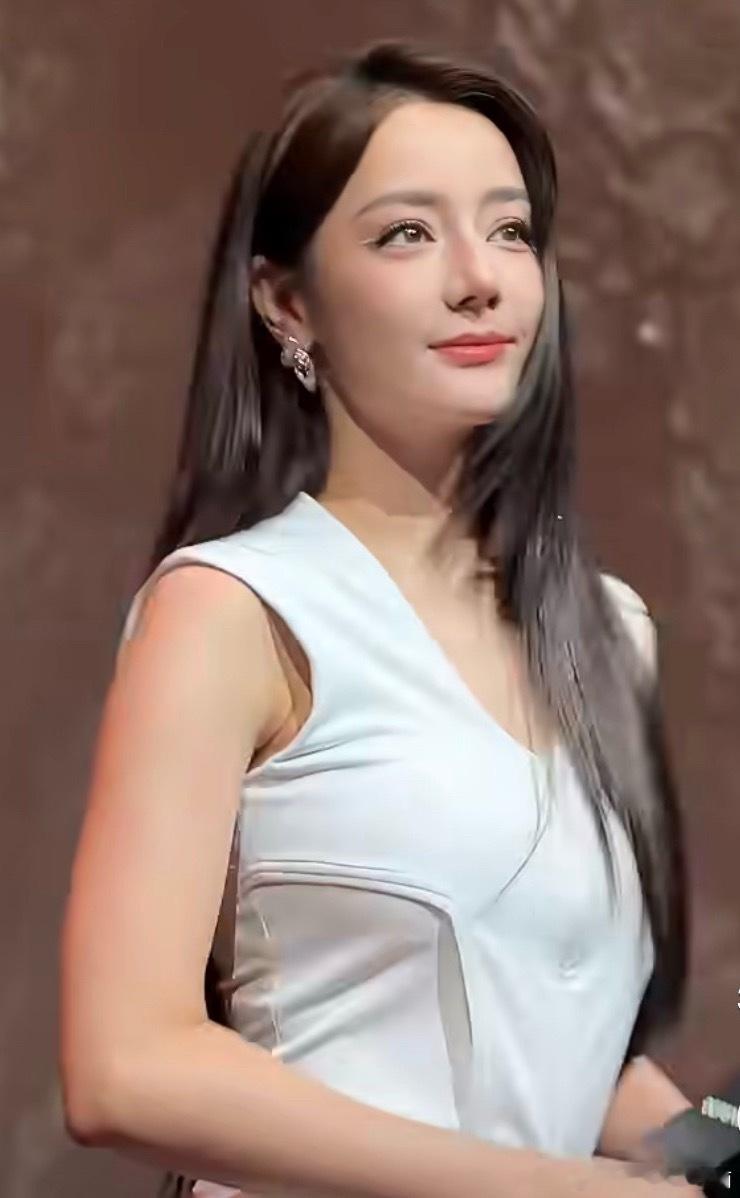 迪丽热巴 路虎卫士迪丽热巴今天的造型又飒又美，真的是卫士， 路虎卫士