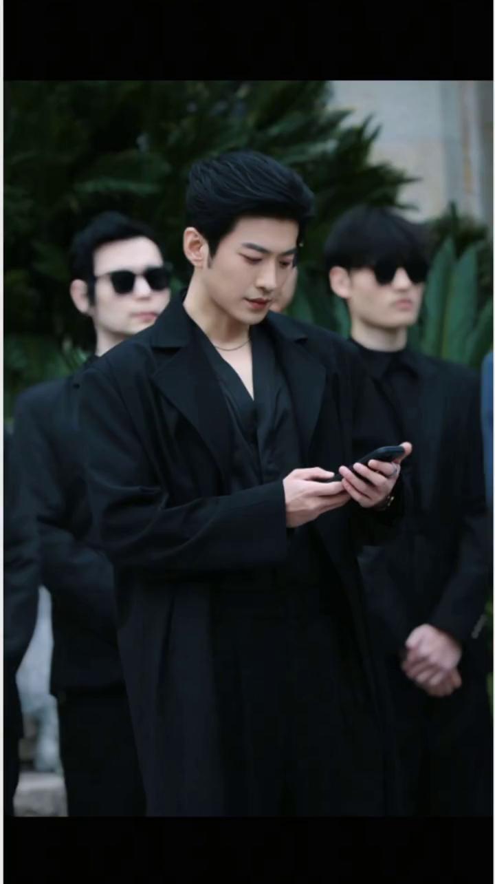 大年初一路发，马年大吉有钱花。马年祝你发大财，八方财运滚滚来。全家幸福你我他，团