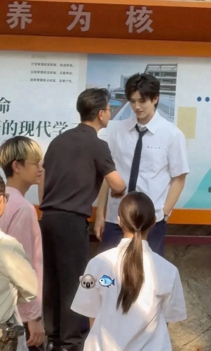 陈飞宇《见春天》今日份路透图，校服风格看起来怎么样？ 