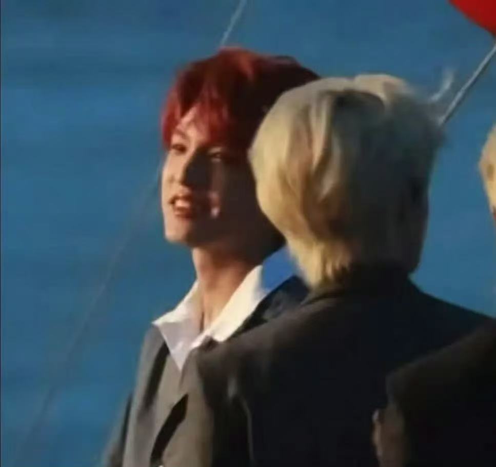 张泽禹海边红发造型路透 ​​​帅气小张上线～好看！！！ ​​​